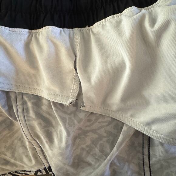 Lululemon Tracker Short III Stretch Brushed Animal Print White Black Size 8 - Picture 5 of 5